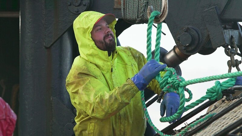 Brenna A deckhand Kyle Craig assists with hauling gear. – Bild: Discovery Communications
