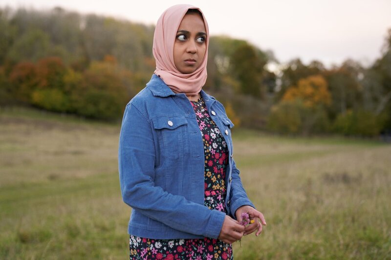 Zum ersten Mal auf dem Land: Amina (Anjana Vasan) fühlt sich sichtbar fehl am Platz. – Bild: ZDF und DIANA OLIFIROVA