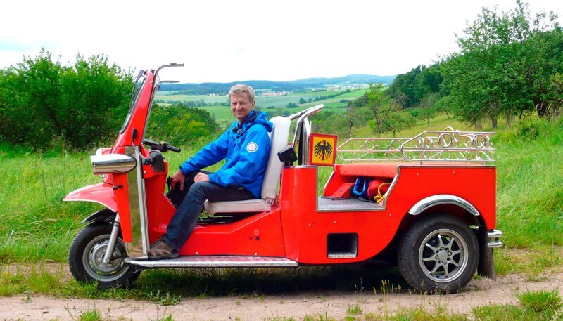 Michael Kessler unterwegs mit dem Tuk Tuk. – Bild: rbb/​Stefan Wieduwilt