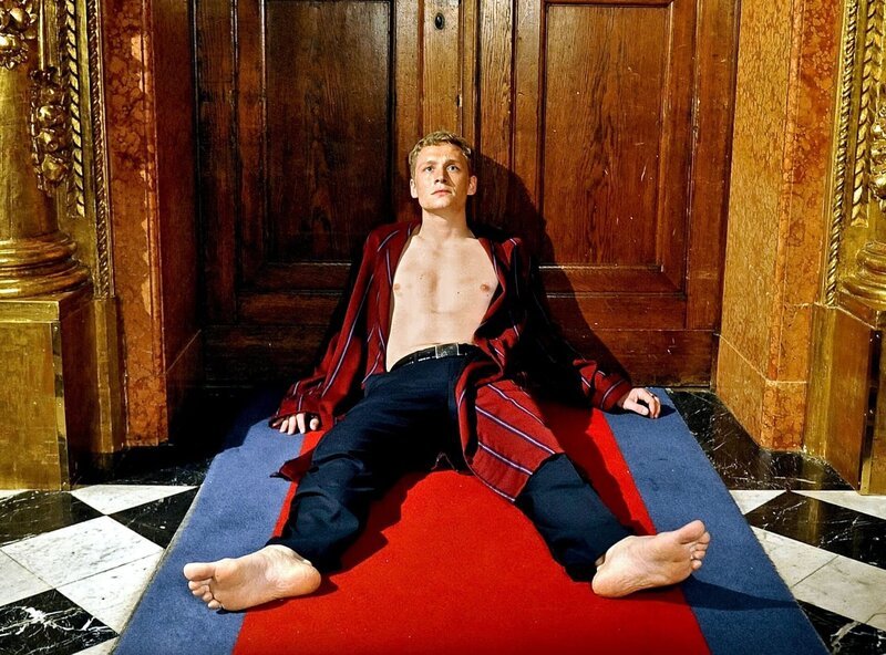 Balthasar Staupen (Matthias Schweighöfer). – Bild: ORF/​ARD/​Bettina Müller