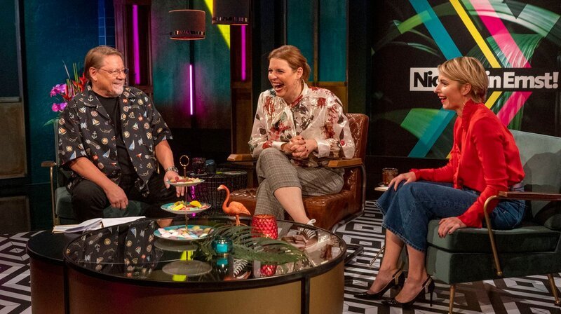 Moderator Jürgen von der Lippe (l) und Sabine Heinrich (r) mit Gast Elena Uhlig. – Bild: WDR/​Max Kohr