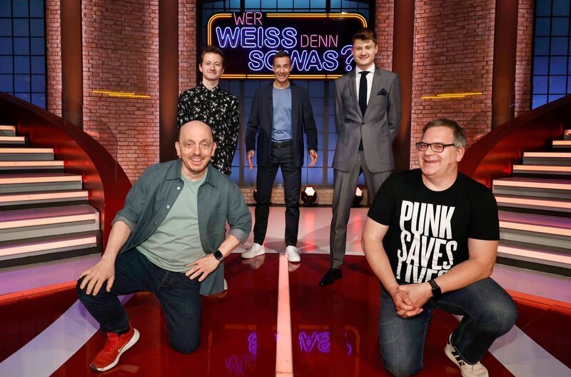 Moderator Kai Pflaume (M.) und seine Rateteam-Kapitäne Bernhard Hoëcker (l.) und Elton (r.) begrüßen in dieser Sendung den YouTuber Alexander Hazy, ‚Izzi‘ (2.v.l.) und den YouTuber Felix von der Laden (2.v.r.). – Bild: ARD/​Morris Mac Matzen