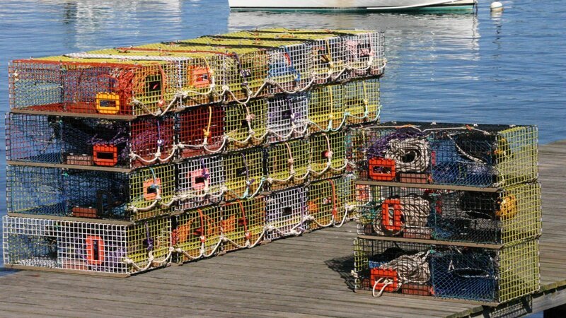 Brightly colored lobster traps and harbor view, – Bild: cascoly /​ Getty Images/​iStockphoto /​ iStockphoto – Getty – GettyImage /​ steve estvanik