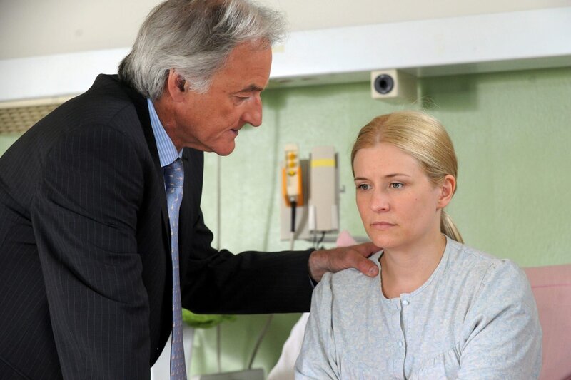 Sven kommt mit dem Baby und seinem Vater zu Lena (v.li.: Andreas Renell, Birte Hanusrichter). – Bild: ORF/​Kineos/​Barbara Bauriedl