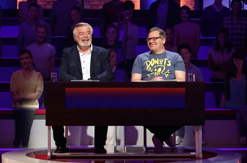 Rateteam-Kapitän Elton (r.) und der Fernsehmoderator Harry Wijnvoord (l.) bilden ein Rateteam. – Bild: ARD/​Morris Mac Matzen