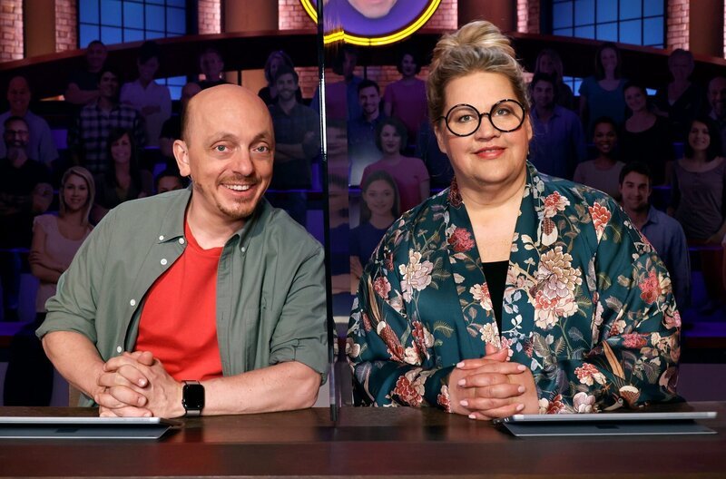 Rateteam-Kapitän Bernhard Hoëcker (l.) und die Komikerin Ilka Bessin (r.) bilden ein Rateteam. – Bild: ARD/​Morris Mac Matzen