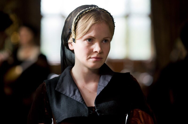 Im Gegensatz zur verbitterten Anne ist ihre Zofe Jane Seymour (Kate Phillips) von sanftem und zurückhaltendem Wesen. – Bild: Company Pictures/​Playground E