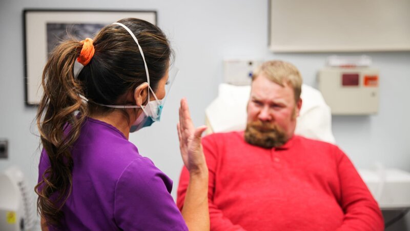 Dr. Lee talks with Dwayne Hobkirk after his procedure. – Bild: Discovery Communications, LLC