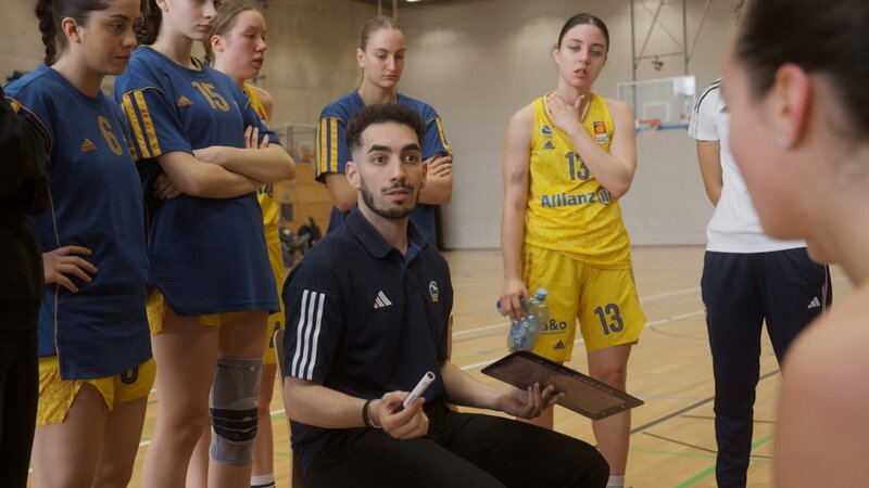 Trainer Fran schwört sein Team auf eine neue Spieltaktik ein. – Bild: NDR/​Telekult