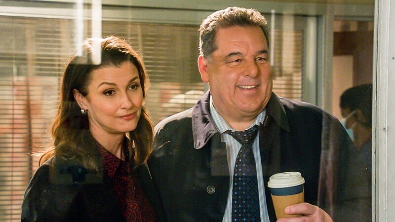 Bridget Moynahan (Erin Reagan-Boyle) Steven Schirripa (Anthony Abetemarco). – Bild: ORF/​Sevenone International/​CBS