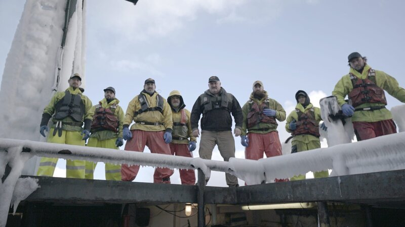Captain Keith Colburn and his entire Opie season crew pose for a group shot near the icy mast of the Wizard. – Bild: DMAX