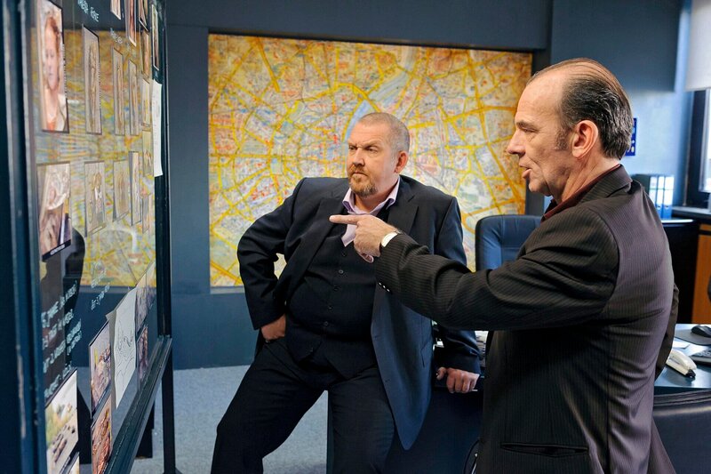 Drei Tote Mädchen in Köln. Und eines ist verschwunden. Freddy Schenk (Dietmar Bär, l) und sein Leipziger Kollege (Martin Wuttke) suchen nach Zusammenhängen zwischen den Verbrechen. – Bild: WDR/​Willi Weber