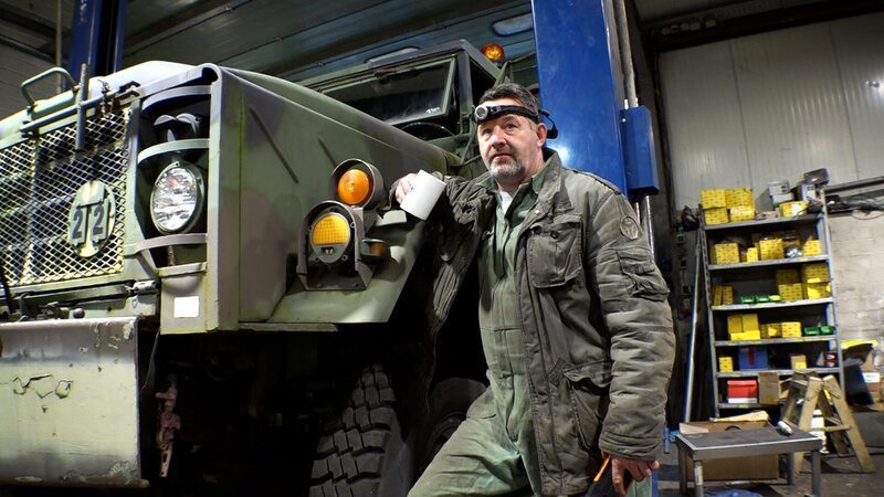 Mechaniker in der Pause – Bild: Warner Bros. Discovery