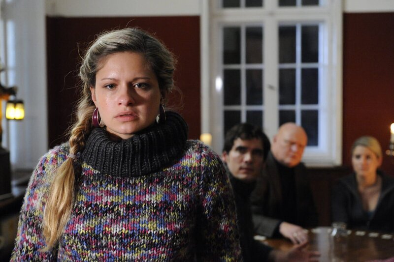 Mia (Josephine Schmidt, l.) ist völlig fertig, als sie Zeugin eines an übersinnlichen Phänomens wird. Alexander (Paul Grasshoff, 2.v.l.), Kimmo Kankunnen (Detlef Bierstedt, 2.v.r.) und Anna (Jeanette Biedermann, r.) ahnen noch nicht, was mit Mia los ist. – Bild: SAT.1 /​ Claudius Pflug