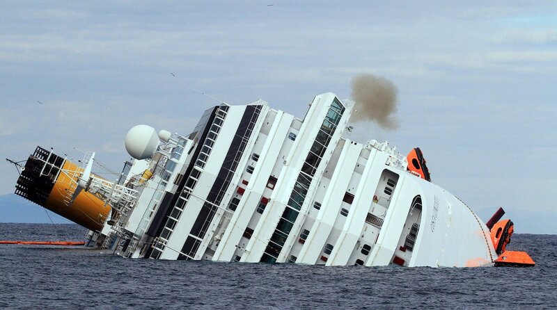 Am 13. Januar 2012 läuft das Kreuzfahrtschiff „Costa Concordia“ vor der italienischen Insel Giglio auf einen Felsen auf. 32 Menschen sterben bei dem Unglück. Der Kapitän wird wegen fahrlässiger Tötung zu 16 Jahren Gefängnis verurteilt. – Bild: phoenix/​ZDF/​epa/​ansa/​russo, enzo