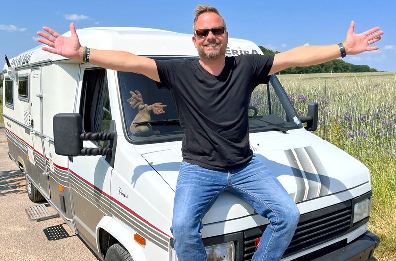Friso Richter mit seinem Oldtimer-Wohnmobil „Pamela“. – Bild: HR/​Lukas Lowack