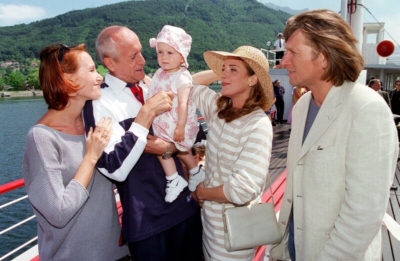 „Schlosshotel Orth“, „Der Haupttreffer.“ Sissy hat die Operation gut überstanden. Doch müssen Georg und Wenzel erfahren, dass sie möglicherweise gelähmt bleiben wird. Wenzel bitte Eva die Rehabilitation zu betreuen. Eva winkt zunächst ab. Barbara, Millionenerbin einer Schokoladefirma, will sich im Schlosshotel von ihrem Scheidungsprozess  erholen. Sie lernt dort Johannes kennen, einen Straßenbahnfahrer, der im Lotto gewonnen hat und sich auch einmal etwas leisten will. Barbara gefällt ihm und dazu glaubt er noch, dass sie keinen Schilling besitzt. Also zeigt er ihr etwas von der großen Welt.Im Bild (v.li.): Nicole R. Beutler (Fanny Strobel), Heinz Trixner (Vinzenz Strobel), Gundula Rapsch (Barbara herrmannsberg), Michael Fitz (Johannes Cermak). – Bild: ORF/​Milenko Badzic