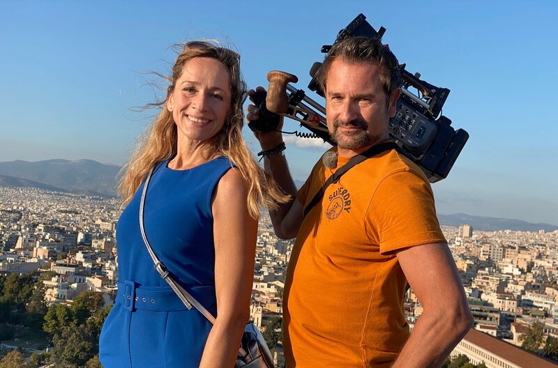 Athen gehört zu den günstigsten Städtereisen in Europa. Also genau das richtige Ziel für Reise-Duo Tamina Kallert und Kameramann Uwe Irnsinger in einer neuen Folge „2 für 300“. Mit 300 Euro in der Tasche inklusive Übernachtung geht’s für ein Wochenende in die griechische Hauptstadt. – (v.l.n.r.) Tamina und Uwe genießen den Ausblick auf Athen am Aeropag Hügel. – Bild: WDR/​M.E. Works GmbH