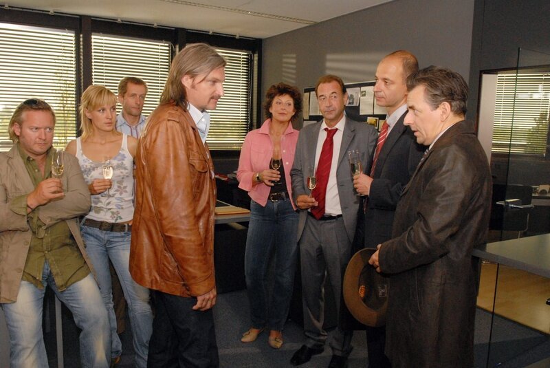 (v.li.): Gregor Seberg (Helmuth Nowak), Lilian Klebow (Penny Lanz), Helmut Bohatsch (Franz Wohlfahrt), Stefan Jürgens (Carl Ribarski), Mona Seefried (Ernie Kremser), Dietrich Siegl (Otto Dirnberger), Paul Matic (Dr. Seiler), Johannes Silberschneider (Erich Bichler). – Bild: ORF/​SATEL/​Hubert Mican