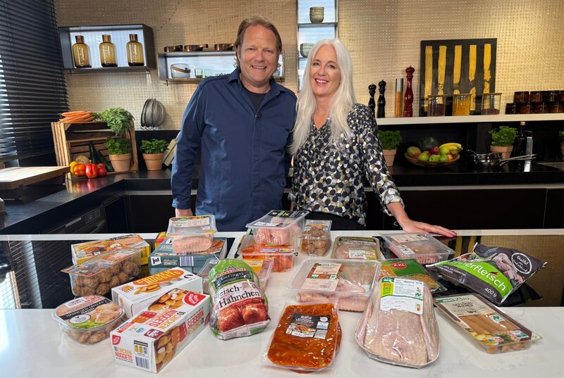 Anja Tanas (r) und Björn Freitag nehmen die verschiedenen Haltungsformen unter die Lupe. – Bild: WDR/​solis TV