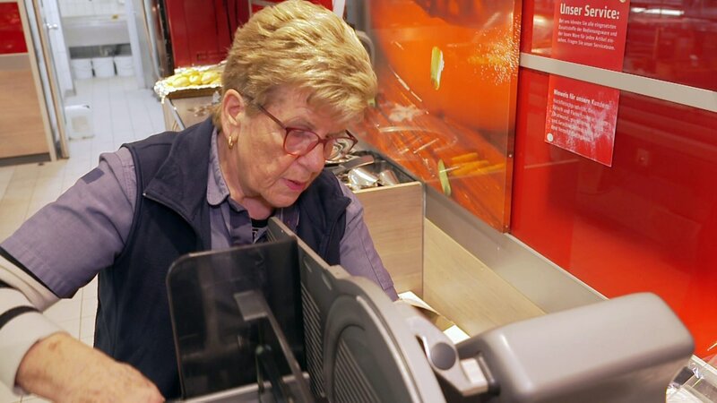 Brigitte hilft vorübergehend an der Fleischtheke aus – und hat wertvolle Tipps für die künftigen Abteilungschefin parat. – Bild: RTLZWEI