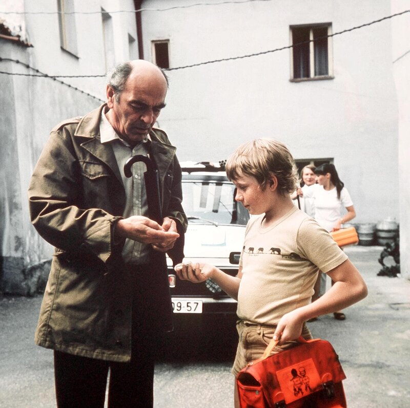 Adam Bernau (Viktor Kral) hilft den Geometern beim Vermessen der Landschaft und bekommt Kirmesgeld. Immer noch sucht die Expedition aus der Zukunft nach der mathematischen Zauberformel, die sie in der Schultasche unseres Kleingenies zu finden hofft. – Bild: WDR
