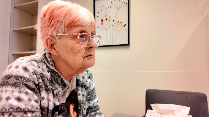 Eine suizidgefährdete Patientientin im Therapiegespräch. – Bild: HR/​Katrin Wegner