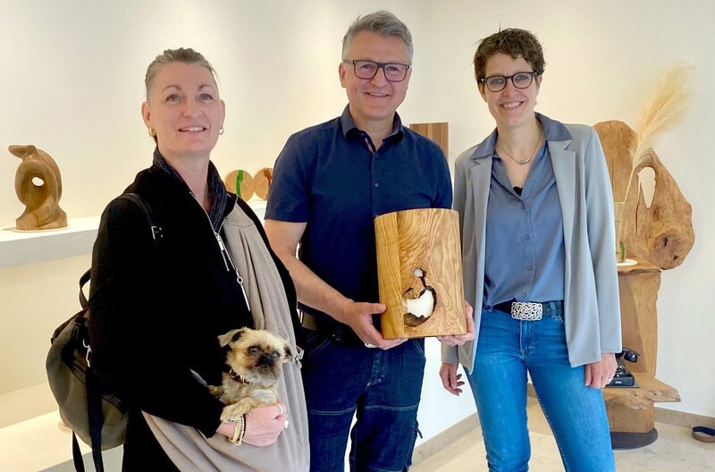 Die Stuttgarter Bestatterinnen Chantal Häfner (l.) und Ute Züfle zu Besuch beim Urnen-Schreiner und Theologe Martin Mayer in Ulm. – Bild: SWR Die Stuttgarter Bestatterinnen Chantal Häfner (l.) und Ute Züfle zu Besuch beim Urnen-Schreiner und Theologe Martin Mayer in Ulm. – Bild: SWR