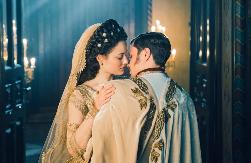 Kaiser Franz Joseph (Jannik Schümann, r.) wird an der Seite von Sisi (Dominique Devenport, l.) zum König von Ungarn gekrönt. – Bild: ORF/​Beta Film/​RTL/​Story House Pictures