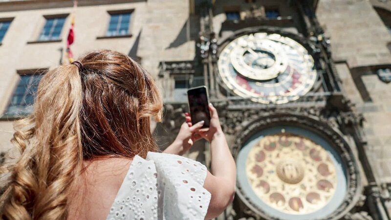 Sasa Schwarzjirg vor der Prager Uhr. – Bild: ORF