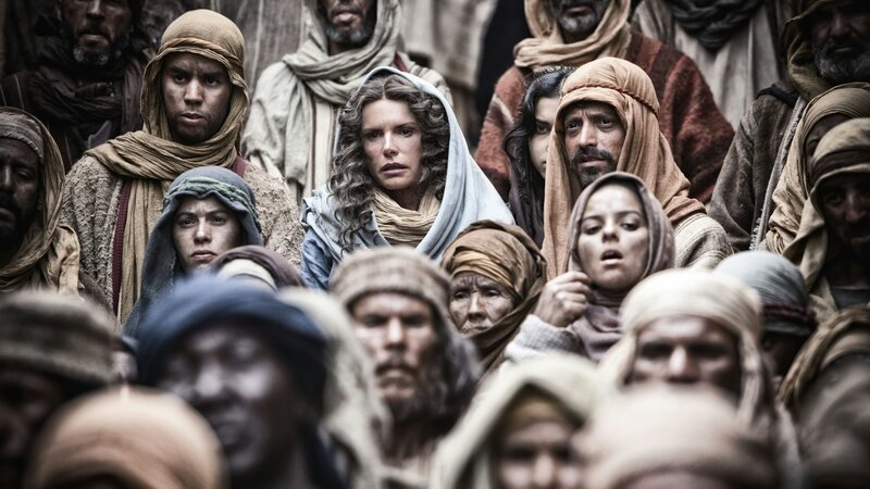 Maria (Roma Downey) in der Menschenmenge beim Leidensweg Jesu – Bild: Bibel TV