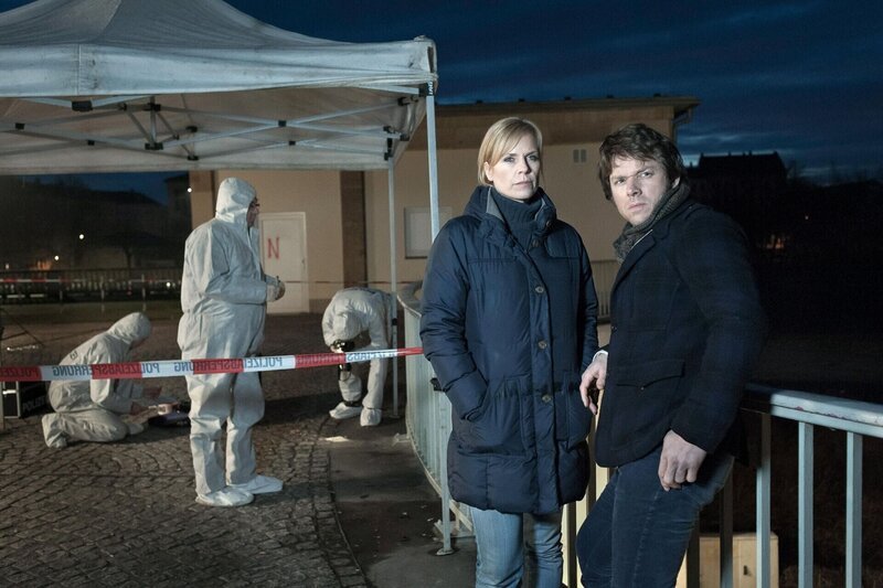 Ina Zimmermann (Melanie Marschke, l.) und Tom Kowalski (Steffen Schroeder, r.) ermitteln wegen eines Steinewerfers, der einen schrecklichen Unfall mit einem Todesopfer verursacht hat. – Bild: ZDF /​ Uwe Frauendorf