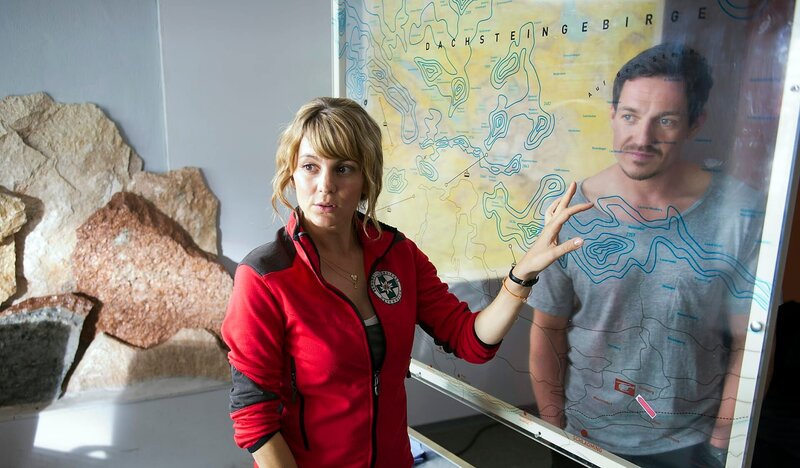 Die beiden Bergretter Katharina (Luise Bähr, l.) und Tobias (Markus Brandl, r.) versuchen rauszufinden, wo der vermisste Florian mit seinem Großvater sein könnte. – Bild: ZDF/​Thomas R. Schumann