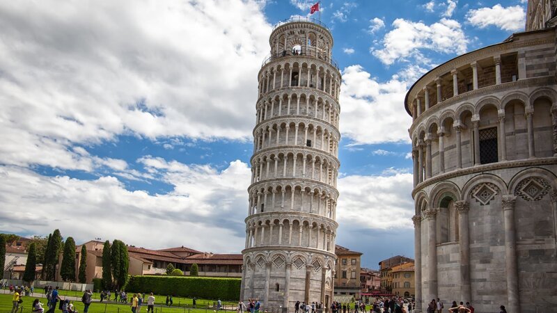 Leaning Tower of Pisa en Piazza del Miraccoli .Pisa is a city in Tuscany, Central Italy, – Bild: Dado Daniela /​ Discovery. /​ GettyImages-695281734 /​ Discovery.