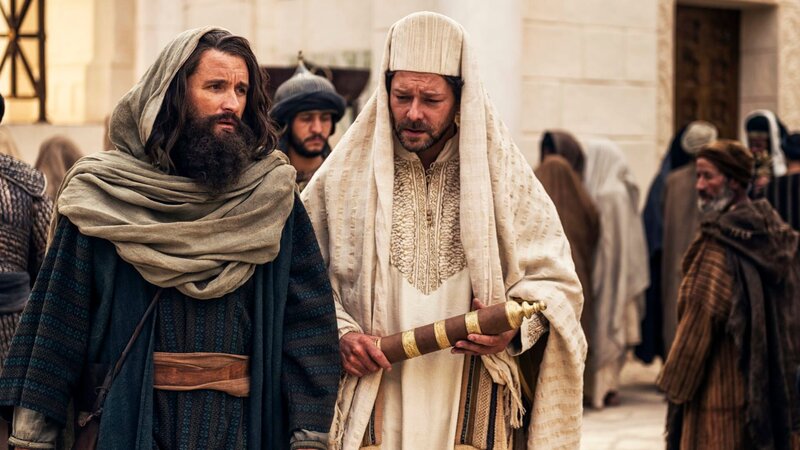 Scene 10.22; EXT; Temple – Court of the Women; Caiaphas (Richard Coyle) wants to reintergrate the disiples into the Temple but not Saul. James the Just (Alastair Mackenzie) – Bild: Joe Alblas /​ 2014 © UAMG LLC
