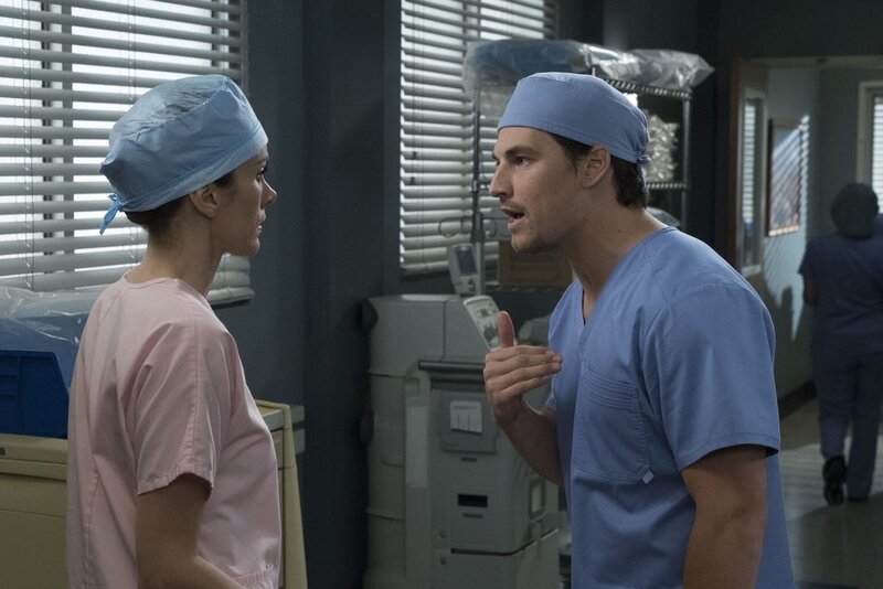 GREY’S ANATOMY – „Beautiful Dreamer“ – An agent from ICE shows up at Grey Sloan in search of an employee who may be working in the U.S. under DACA. Alex’s patient Kimmie wants to leave the hospital to enjoy her final days, but Alex feels differently. Meanwhile, Arizona treats Matthew Taylor’s baby and April wants to do whatever she can to help, on „Grey’s Anatomy, „ THURSDAY, APRIL 12 (8:00⁠–⁠9:00 p.m. EDT), on The ABC Television Network. (ABC/​Richard Cartwright) STEFANIA SPAMPINATO, GIACOMO GIANNIOTTI – Bild: American Broadcasting Companies, Inc. /​ Richard Cartwright