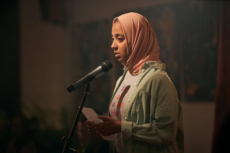 Amina (Anjana Vasan) wagt sich auf die Bühne – und kämpft beim Poetry-Slam gegen ihr Lampenfieber an. – Bild: ZDF und DIANA OLIFIROVA
