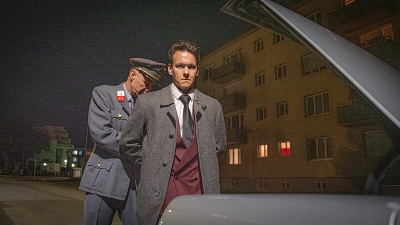 Schauspieler bei den Dreharbeiten – Bild: ServusTV /​ Shyam Lukas Jones