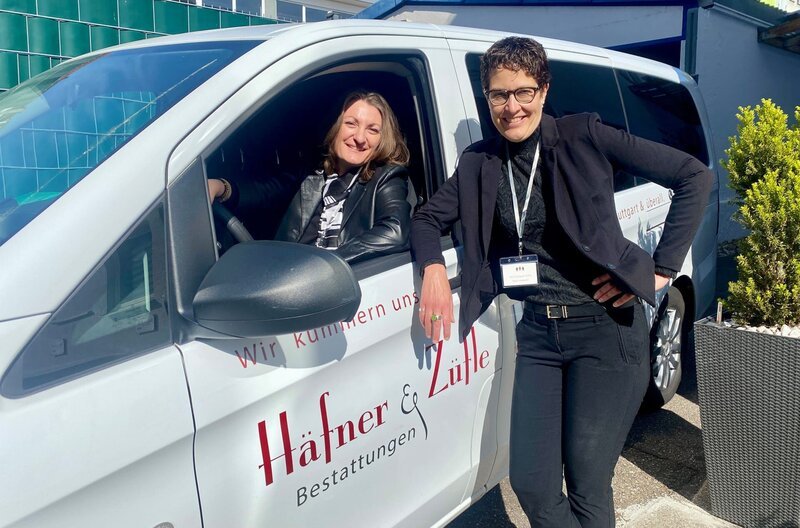 Chantal Häfner (l.) und Ute Züfle sind die Chefinnen von „Team Liebevoll“ Bestattungen in Stuttgart. – Bild: SWR