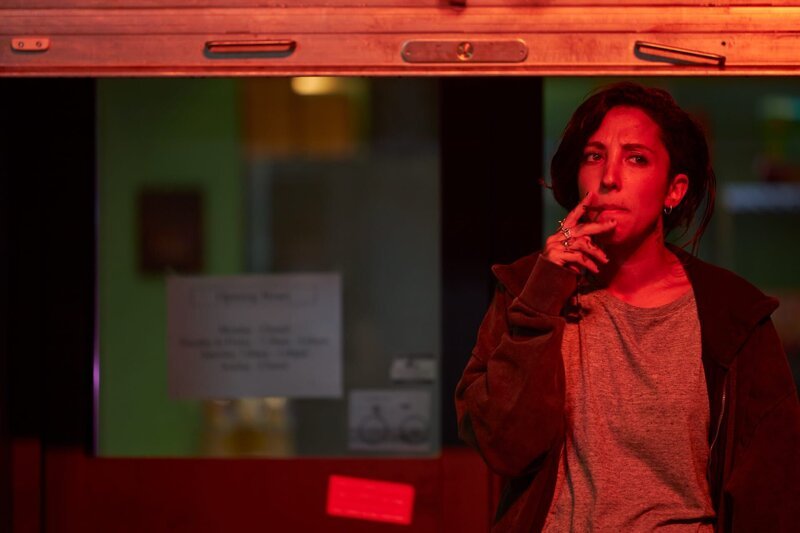 Saira (Sarah Kameela Impey) hat genug: Wieder einmal soll sie die Wochenendschicht übernehmen – doch diesmal will sie eine Gegenleistung. – Bild: ZDF und Diana Olifirova