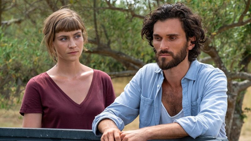 Ein Sommer in Istrien Alte Gefühle flammen wieder auf: Sophie Pfennigstorf als Anne, Vladimir Korneev als Darijo – Bild: SRF/​ZDF/​Pierre Guibert