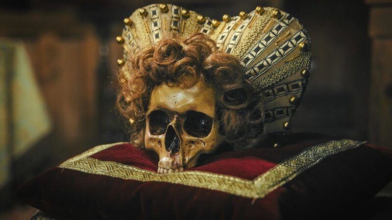 Queen Elisabeth I. lässt ihre Rivalin Maria Stuart enthaupten. Danach glaubt Queen Elisabeth I., dass sie vom Geist der Toten verfolgt werde. – Bild: ORF/​METAFILM/​Philipp Sklorz