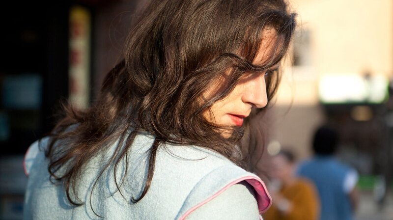Laurence (Melvil Poupaud) hat sich entschlossen, als Frau zu leben. – Bild: rbb/​Production Laurence INC/​MK2 SA/​ARTE France CINEMA