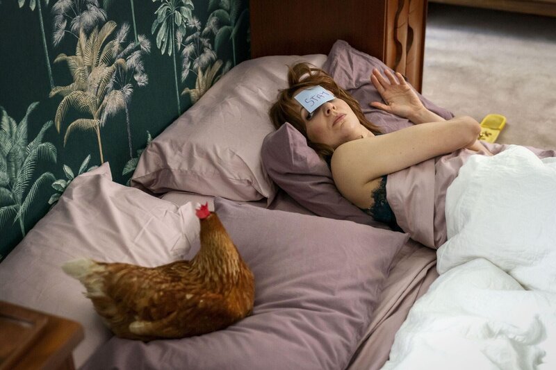 Lauren (Katherine Parkinson) – Bild: Northern Pictures Pty Ltd and Screen Australia 2021 All Rights Reserved. Licensed by ITV Studios Ltd. Lizenzbild frei