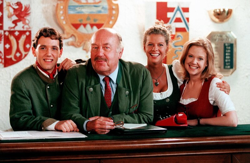 „Schlosshotel Orth“, „Eine neue Chance.“ Unter Evas Betreuung schreitet Sissys Genesung gut voran. Wenzel und Georg sind zuversichtlich, dass auch ihre Lähmung eines Tages wieder verschwindet. Doch Sissy ist verzweifelt. Sie kann nicht glauben, dass Georg sie auch als Krüppel liebt. Auf Wenzel wartet indes im Schlosshotel eine Überraschung: Seine französische Freundin kommt auf Besuch. Dabei muss er sich noch um die kleine Katrin Altmann kümmern, die sich nach einem Kutschenunfall plötzlich an gar nichts mehr erinnert. Vor allem nicht an die geplante Scheidung ihrer Eltern. Im Bild (v.li.): Andreas Ban (Lukas Stritzel), Hans Kraemmer (Josef Schimek), Johanna Hohloch (Agnes), Birgit Linauer (Pepi). – Bild: ORF/​Milenko Badzic