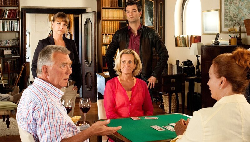 „Soko Kitzbühel“, „Kitzbühel liegt am Meer.“ Florian Grüner, Banker, Hausbesitzer und bald Ex-Ehemann, liegt tot in seinem Weinkeller. Er wurde niedergeschlagen und ist die Treppe hinuntergestürzt. In seinen letzten Monaten hat er sich keine Freunde gemacht. Seine Frau konnte die Scheidung kaum erwarten, seine Karriere neideten ihm einige und sein Hausbau ging auch nicht schnell genug vorwärts. Vor allem, weil er die nötigen Gelder nicht beisammen hatte. Denn um ein neues Haus zu finanzieren, musste er erst das alte loswerden. Aber in dem haben sein Onkel, der Schriftsteller Maximilian Stanek und seine beiden Freunde Angela Egg und Conrad Holl Wohnrecht auf Lebenszeit. Und diese verbleibende Lebenszeit wollten die drei eigentlich in Ruhe verbringen und sich nicht mit einem Mord auseinandersetzen. Andererseits haben sie nichts zu befürchten. Oder etwa doch?Im Bild (v.li.): Heinz Marecek (Hannes Kofler), Kristina Sprenger (Karin Kofler), Jakob Seeböck (Lukas Roither), Andrea L’Arronge (Gräfin Schönberg), Andrea Jonasson (Angela Egg). – Bild: ORF/​BEO-Film/​Stefanie Leo