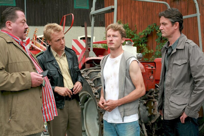 Gar nicht wohl fühlt sich Valentin Grünberg (Sebastian Hofmüller, 2.v.r.), der von den beiden Cops Hofer (Joseph Hannesschläger, l.) und Torsten Voß (Robert Lohr, r.) und Polizist Mohr (Max Müller) zur Rede gestellt wird. – Bild: ORF/​ZDF/​Christian A. Rieger