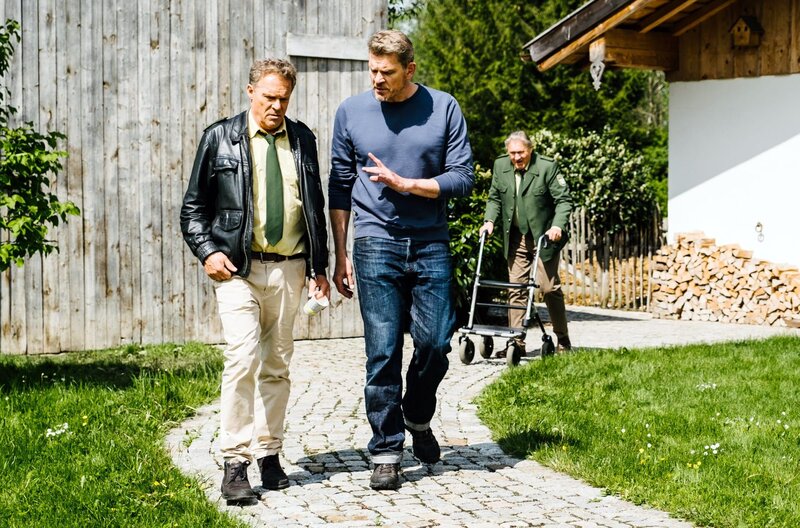 Hubert (Christian Tramitz, l.) befragt Joschi Breitenbichler (Götz Ott, M.), Girwidz (Michael Brandner, r.) schleicht hinterher. – Bild: ARD/​BR/​TMG/​Emanuel A. Klempa/​Emanuel A. Klempa