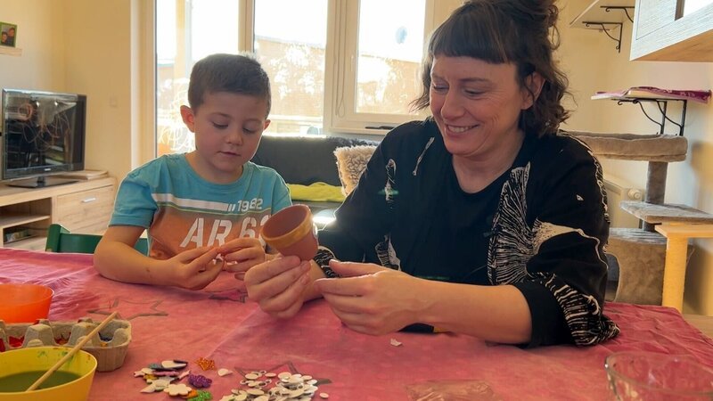 Esther bastelt mit Arne. Seine Eltern haben sich scheiden lassen, er lebt jetzt, wie sein Bruder Tilo und seine Schwester Svea, mal bei Mama, mal bei Papa. – Bild: ORF Esther bastelt mit Arne. Seine Eltern haben sich scheiden lassen, er lebt jetzt, wie sein Bruder Tilo und seine Schwester Svea, mal bei Mama, mal bei Papa. – Bild: ORF
