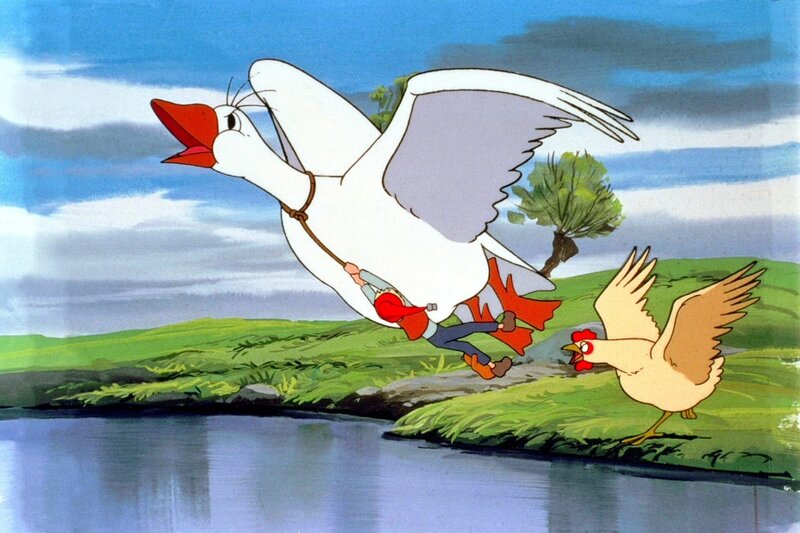 Die Hausgans Martin fliegt den Wildgänsen hinterher. Nils Holgersson und Hamster Krümel ergreifen mit ihm vor den anderen Tieren die Flucht. – Bild: ORF/​Apollo Filmverleih